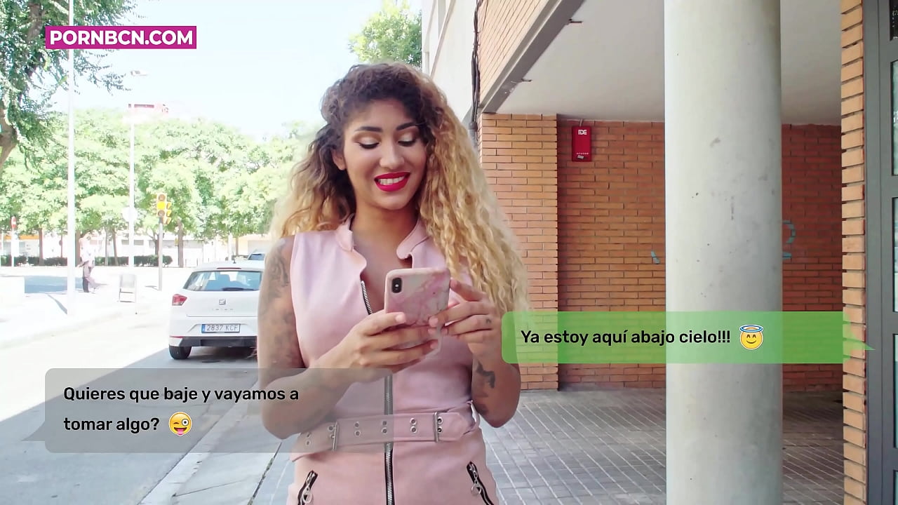 तिचा नवरा काम करत असताना अविश्वासू पत्नी तिच्या तरुण प्रियकराला कठोरपणे चोदत आहे. स्तन आणि मोठे गाढव असलेली लॅटिना. व्हीनस ऍफ्रोडाइट.